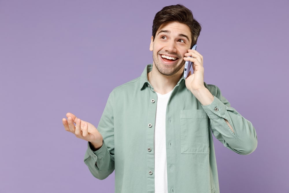 dire allô au téléphone
