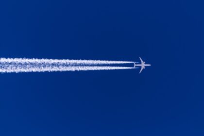 avions-marques-blanches-ciel-moteurs
