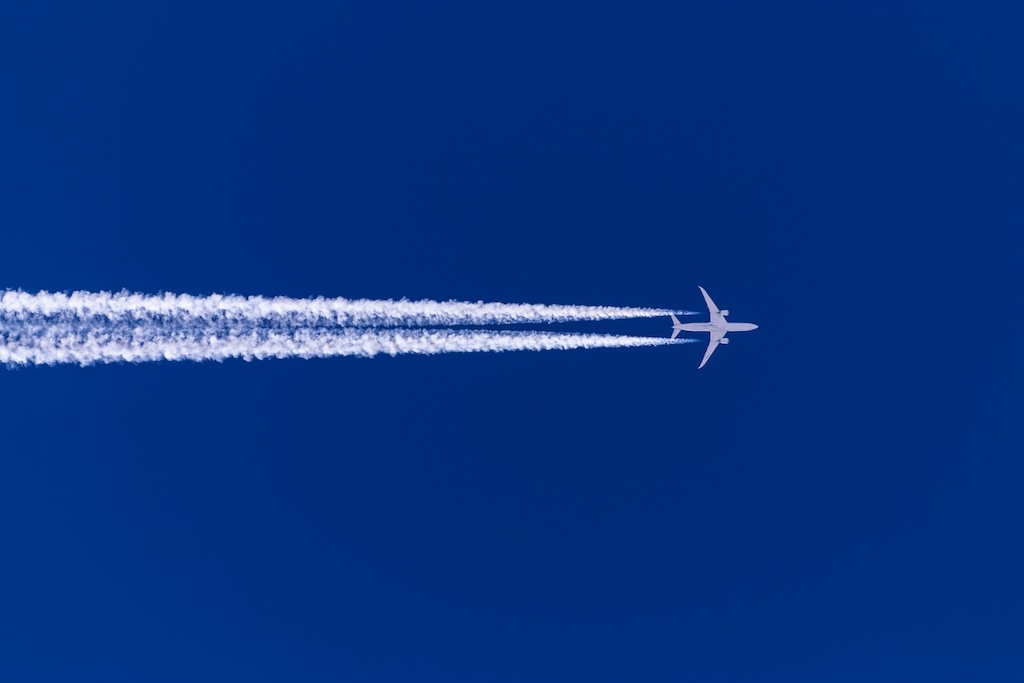 avions-marques-blanches-ciel-moteurs