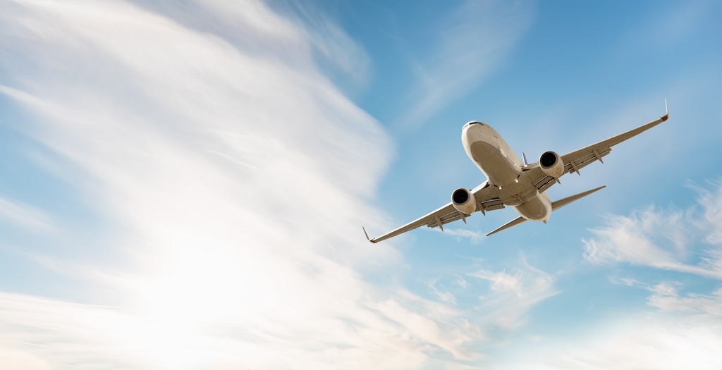avions-volent-haut-ciel-reacteurs-helices